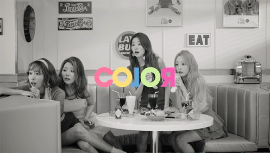 Melody Day sort rétro MV en noir et blanc pour 