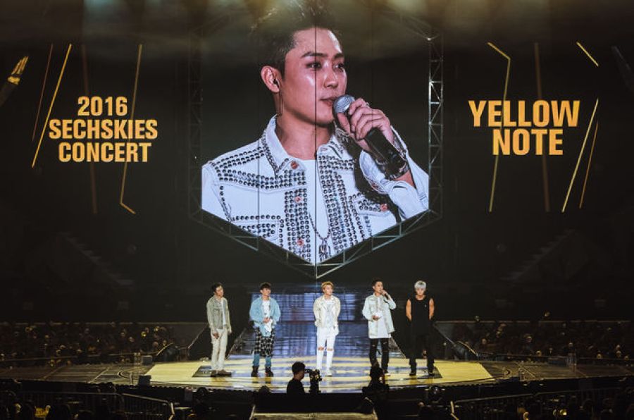 Sechs Kies révèle en concert son nouveau titre 