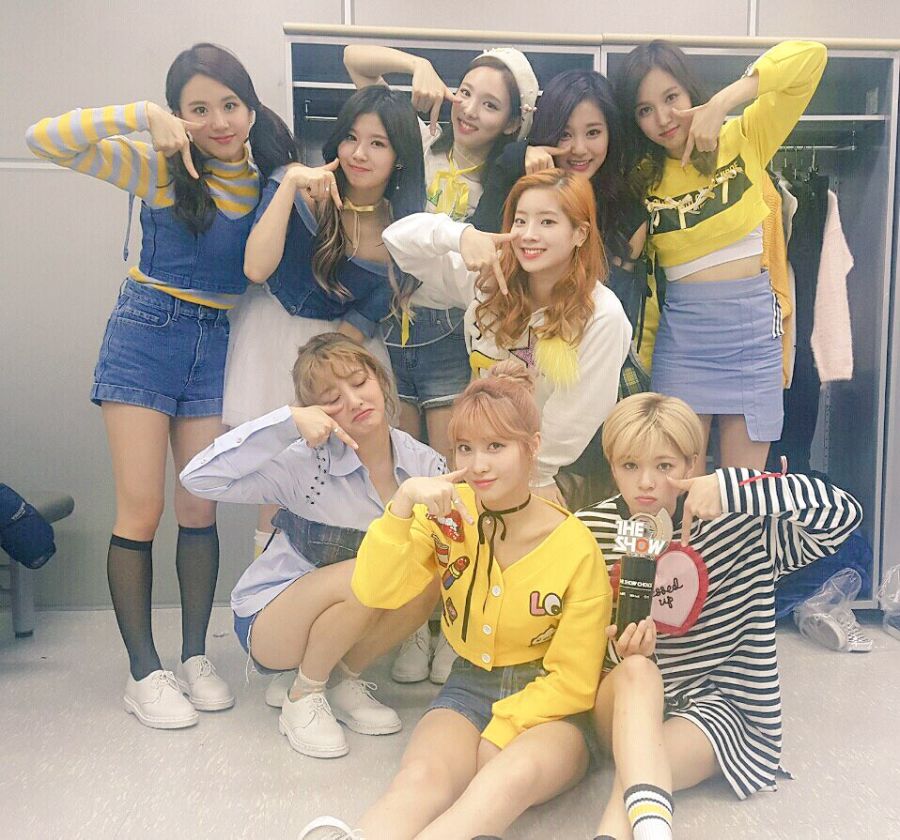 TWICE prend la première place avec 