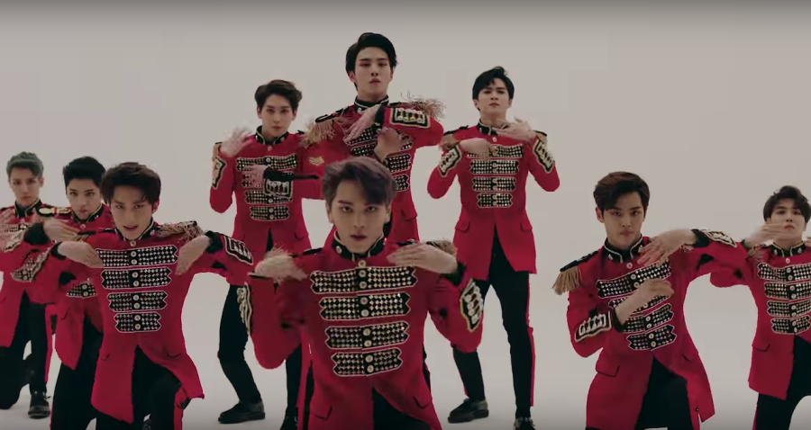 PENTAGON marche au rythme de la batterie dans le MV de 