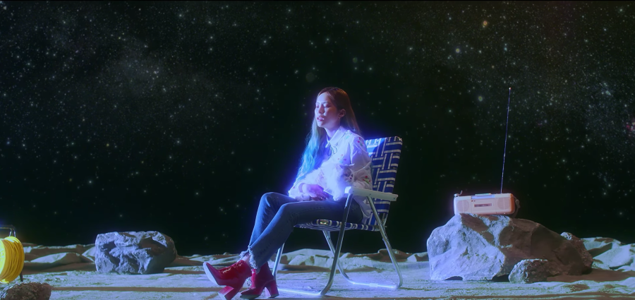 Heize chante sur la séparation dans le clip 