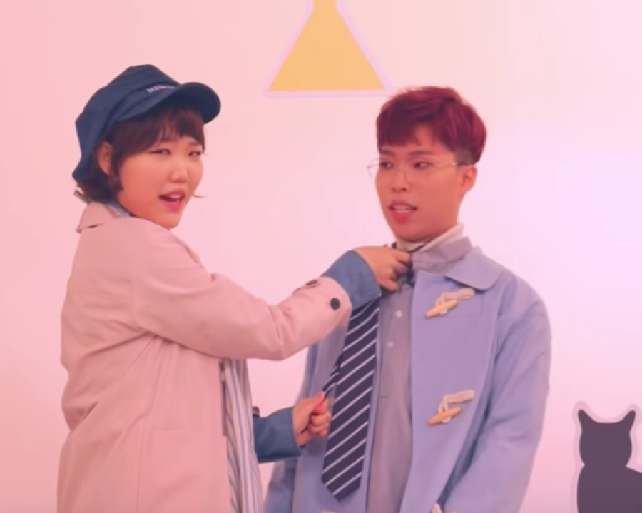 Akdong Musician pourrait-il être plus adorable dans cette présentation 