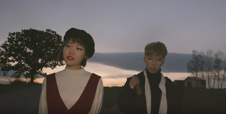 Akdong Musician rappelle les relations passées dans le MV de 