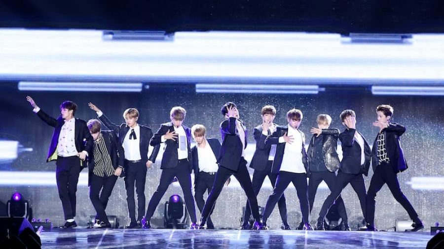 Wanna One éclaire la scène dans un spectacle passionnant avec ses débuts