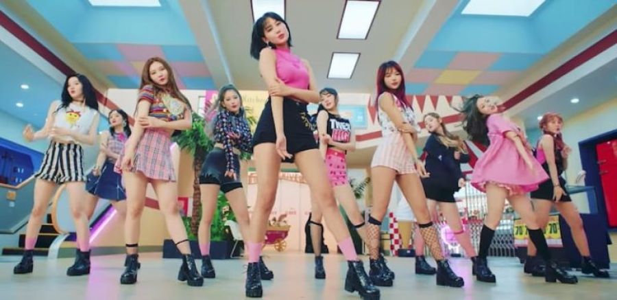 PRISTIN prend le centre commercial dans le MV pour 