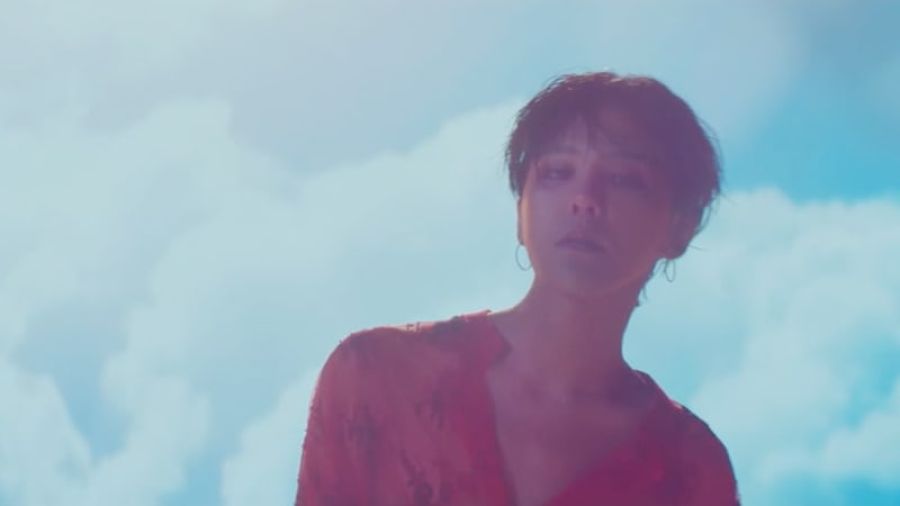 G-Dragon donne aux fans des clips inédits de la MV de 