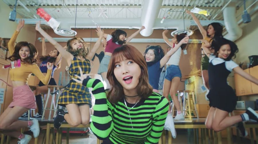 TWICE publie un MV heureux et amusant pour leur nouvelle chanson 