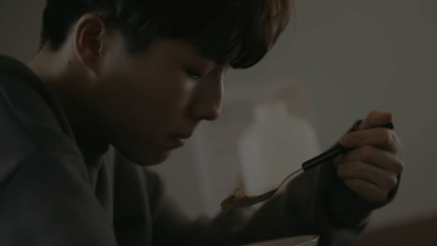 Yoo Seung Woo ne veut pas continuer à aimer dans le MV émotionnel de 