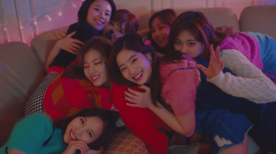 TWICE donne aux fans le MV festif de 