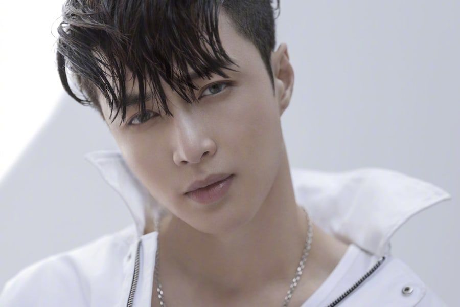 Lay ravit les fans en étant le deuxième membre EXO à rejoindre officiellement Twitter