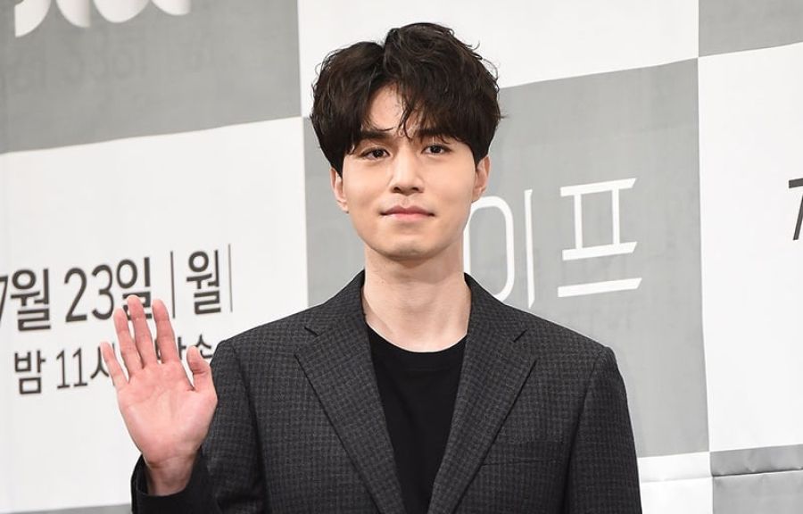 Lee Dong Wook dit qu'il aime jouer dans des drames romantiques et explique pourquoi il a choisi 