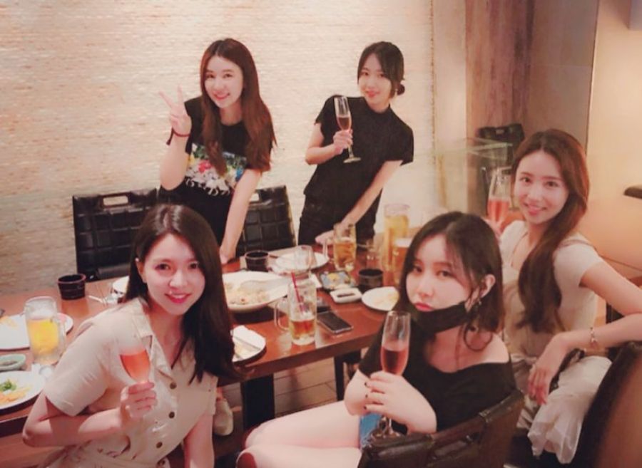 FIESTAR se réunit pour une réunion et partage des photos