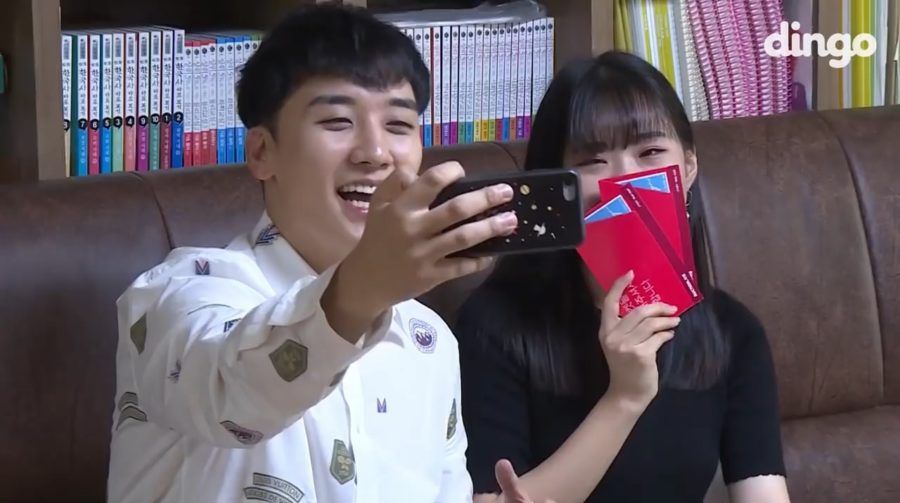 Seungri de BIGBANG surprend un fan en lui donnant personnellement des billets pour son concert