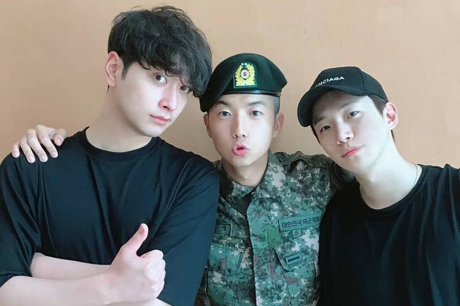 Chansung et Junho de 2PM rencontrent Wooyoung dans l'armée