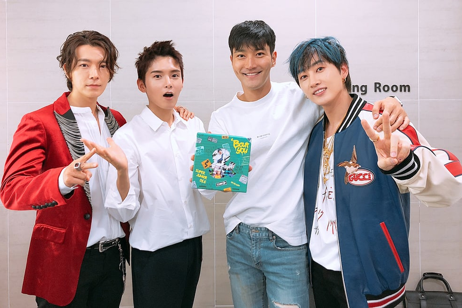 Choi Siwon et Ryeowook applaudissent Super Junior D & E à leur retour sur scène à 