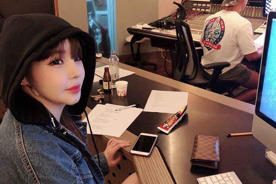 Park Bom fait vibrer les fans avec des photos dans un studio d'enregistrement avant son retour