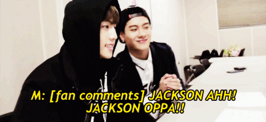 GIF de Mark et Jackson de GOT7 lisant les commentaires postés en ligne par les fans