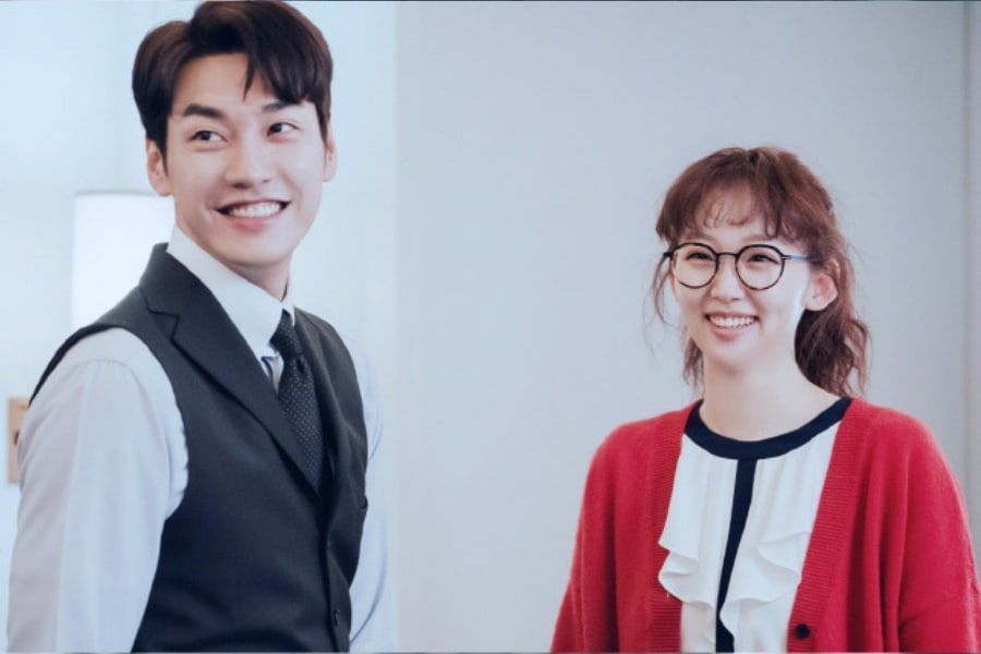 Kim Young Kwang et Jin Ki Joo sourient joyeusement dans 