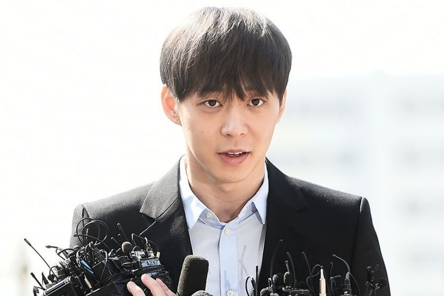 Park Yoochun arrive au poste de police pour y être interrogé sur des accusations de consommation de drogue