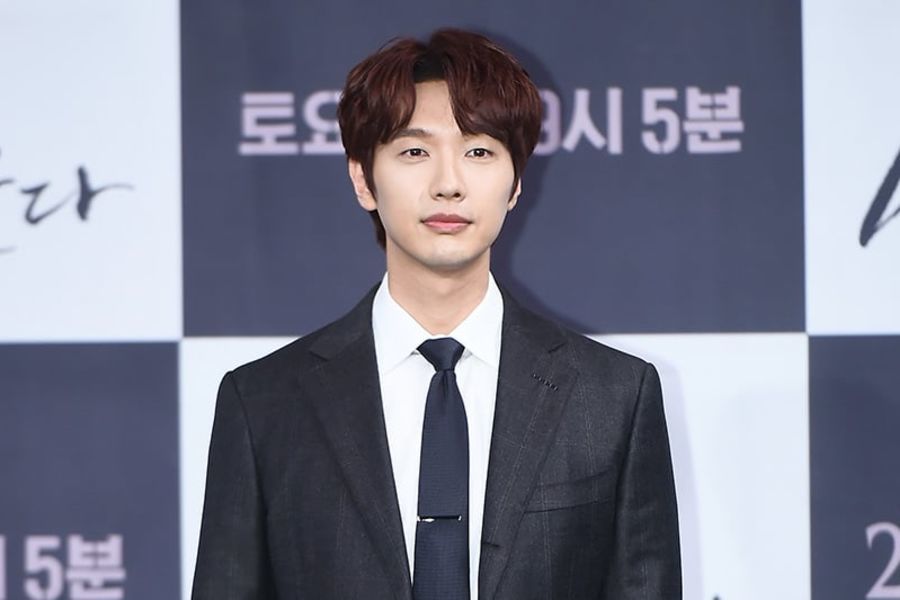 Ji Hyun Woo se blesse au pied lors du tournage de 