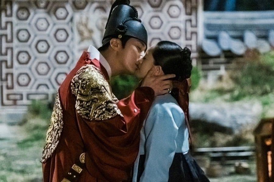 Jung Il Woo et Go Ara partagent un doux premier baiser dans 