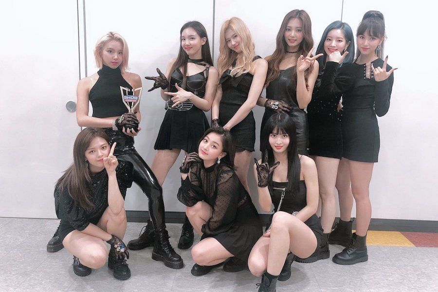 TWICE remporte sa première victoire pour 