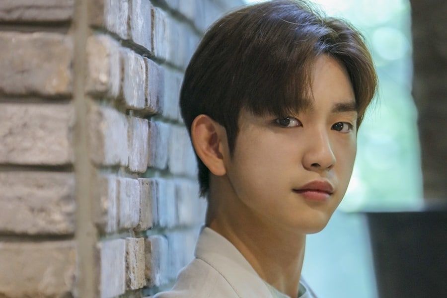 Jinyoung explique comment les membres de GOT7 l'ont taquiné et soutenu pendant 