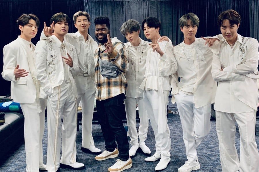 Khalid et BTS posent ensemble dans des photos de concert post-BTS