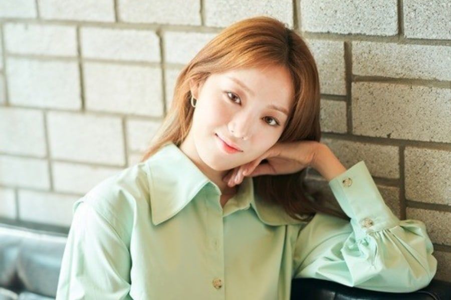 Lee Sung Kyung dit qu'il est toujours proche du casting de 