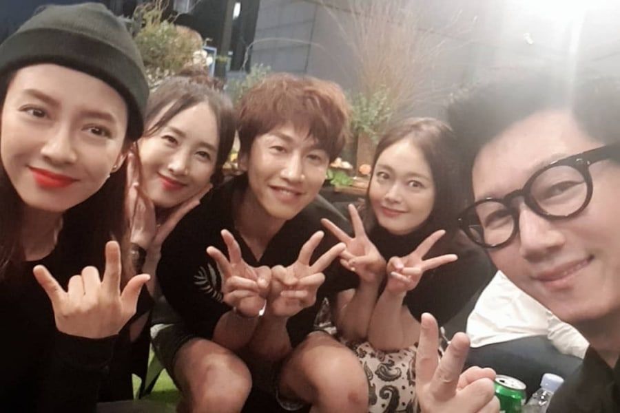 Song Ji Hyo, Lee Kwang Soo, Jun So Min et Ji Suk Jin montrent leur amour et leur soutien à HaHa lors de l'ouverture de leur magasin