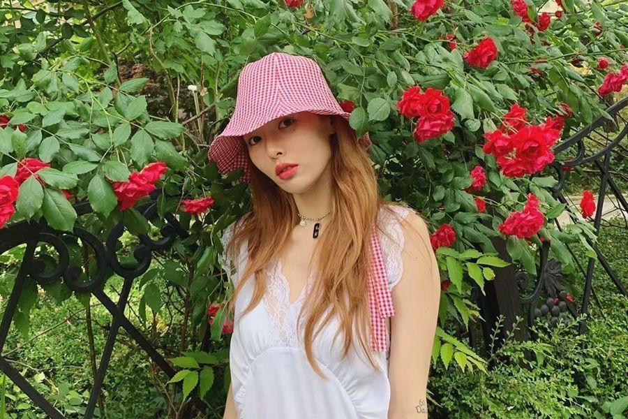 HyunA rassure les fans après être tombé de la scène lors d'une présentation lors d'un festival