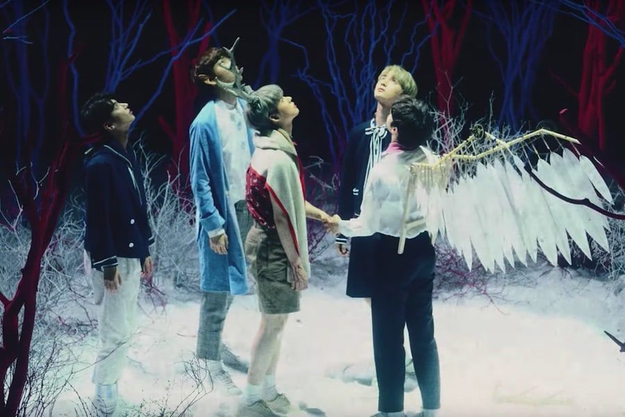 TXT chante doucement dans un conte de fée pour son clip 