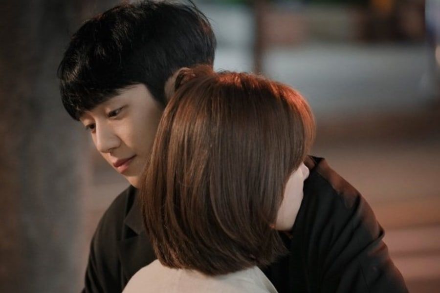 Jung Hae In et Han Ji Min échangent un câlin déchirant lors de la présentation de 