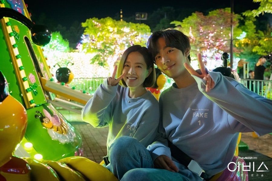 Park Bo Young et Ahn Hyo Seop sourient dans les photos inédites de 