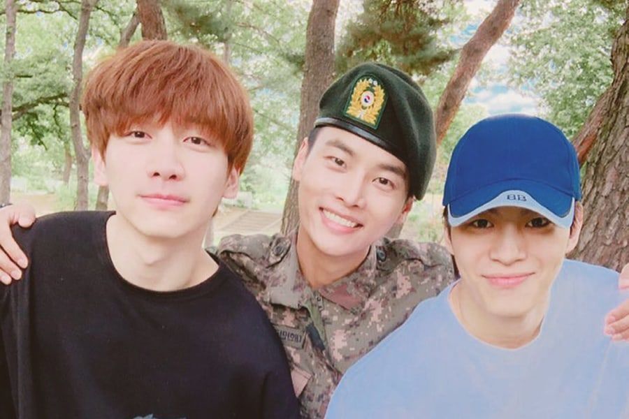 Hyuk et Hongbin de Vixx visitent N dans l'armée