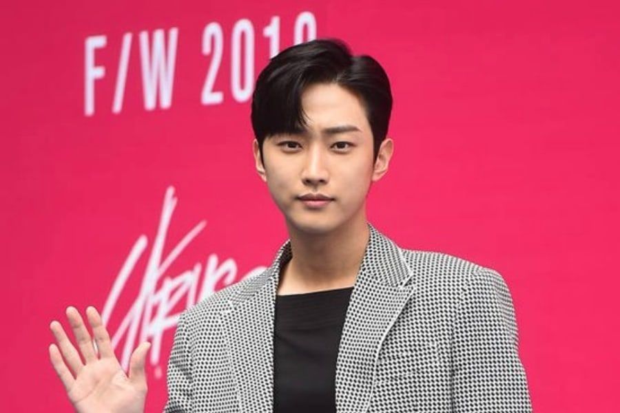 Jinyoung de B1A4 semble confiant dans une nouvelle photo militaire