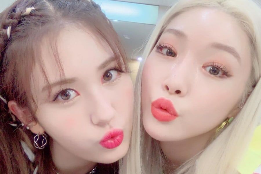 Jeon Somi et Chungha montrent leur amitié en photo en coulisses