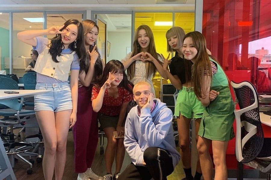 MOMOLAND a une rencontre amusante avec le chanteur et compositeur américain Lauv à Mexico