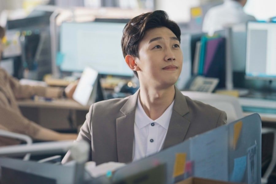 Kang Ki Young se transforme en un jeune professeur stylé dans 