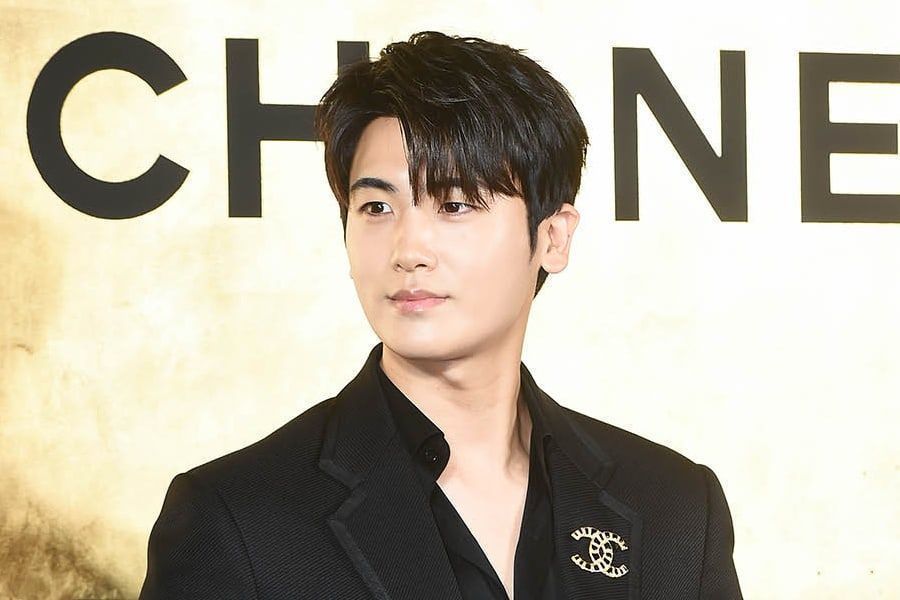 Park Hyung Sik termine sa formation de base et reçoit des éloges pour sa conduite exemplaire