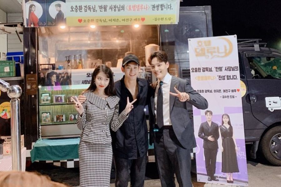 Kim Soo Hyun surprend IU et Yeo Jin Goo sur le tournage de 