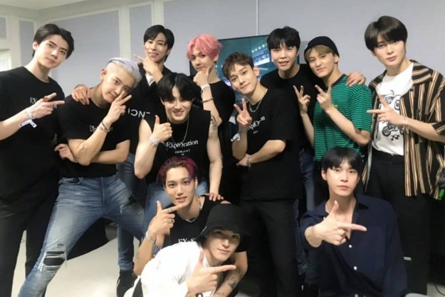 Les membres de TVXQ et NCT 127 encouragent EXO lors de leur concert