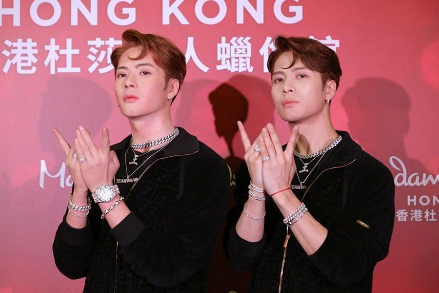 Jackson de GOT7 pose avec son personnage en cire dans Madame Tussauds de Hong Kong