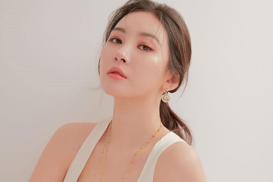 Sunmi répond à un commentaire négatif sur la nouvelle de son retour avec une chanson composée par elle-même