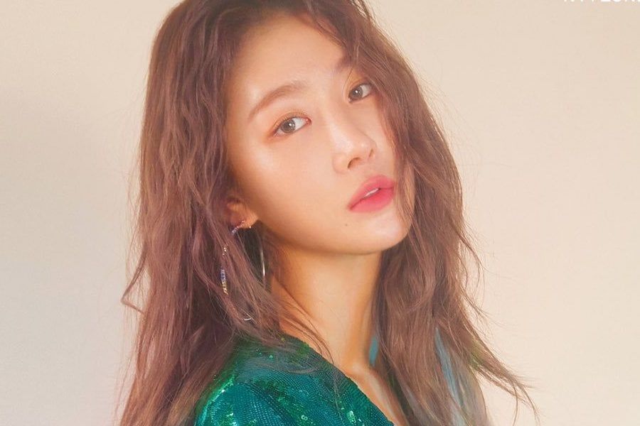 Soyou montre sa nouvelle coupe de cheveux