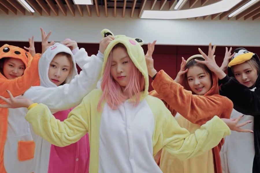 ITZY a l'air adorable dans ses costumes en dansant «ICY» dans la nouvelle vidéo de pratique de la danse