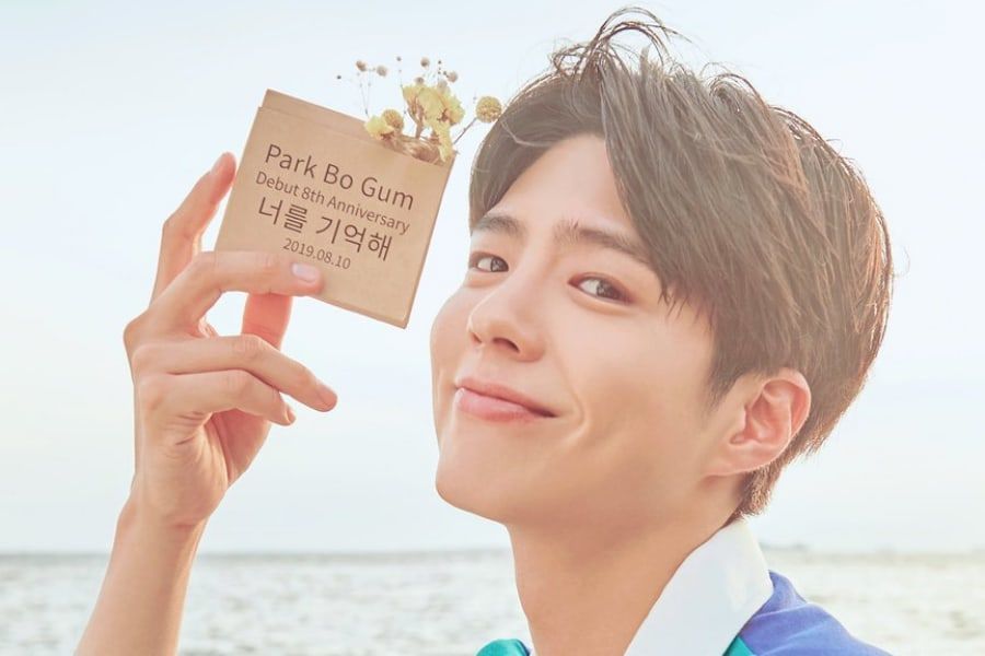 Park Bo Gum remercie les fans de leur 8e anniversaire avec une reprise émouvante de Paul Kim