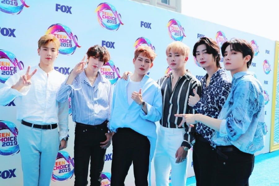 MONSTA X se produit aux Teen Choice Awards 2019 et rencontre Charlie Puth