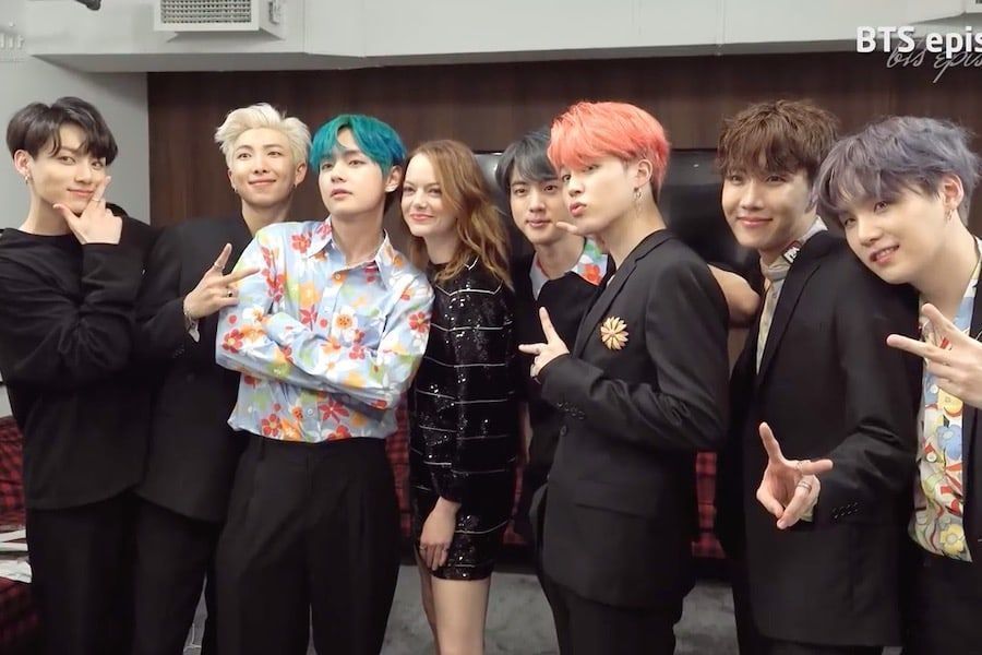 BTS jette un œil à ses répétitions en coulisses de «Saturday Night Live», rencontre Emma Stone et plus encore