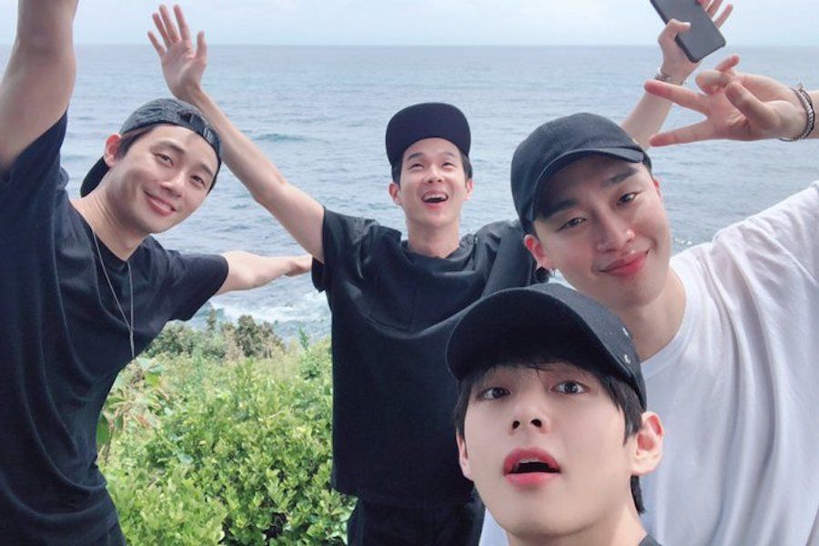 Le BTS V partage les photos de ses vacances avec Park Seo Joon, Choi Woo Shik et plus